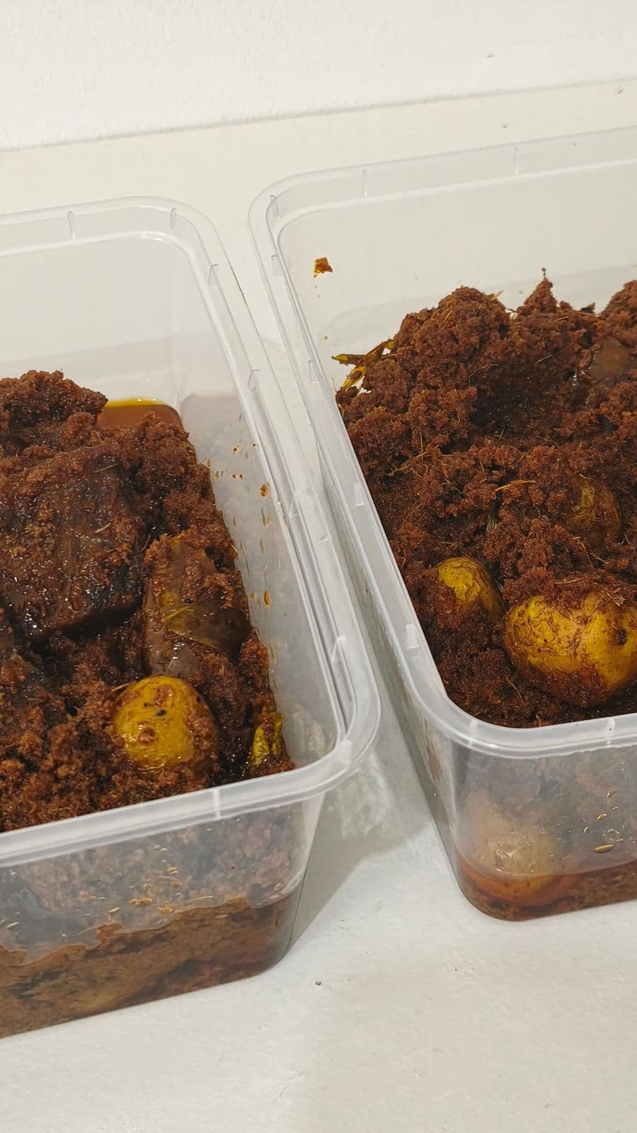 Rendang selesai dimasak, siap dikemas
