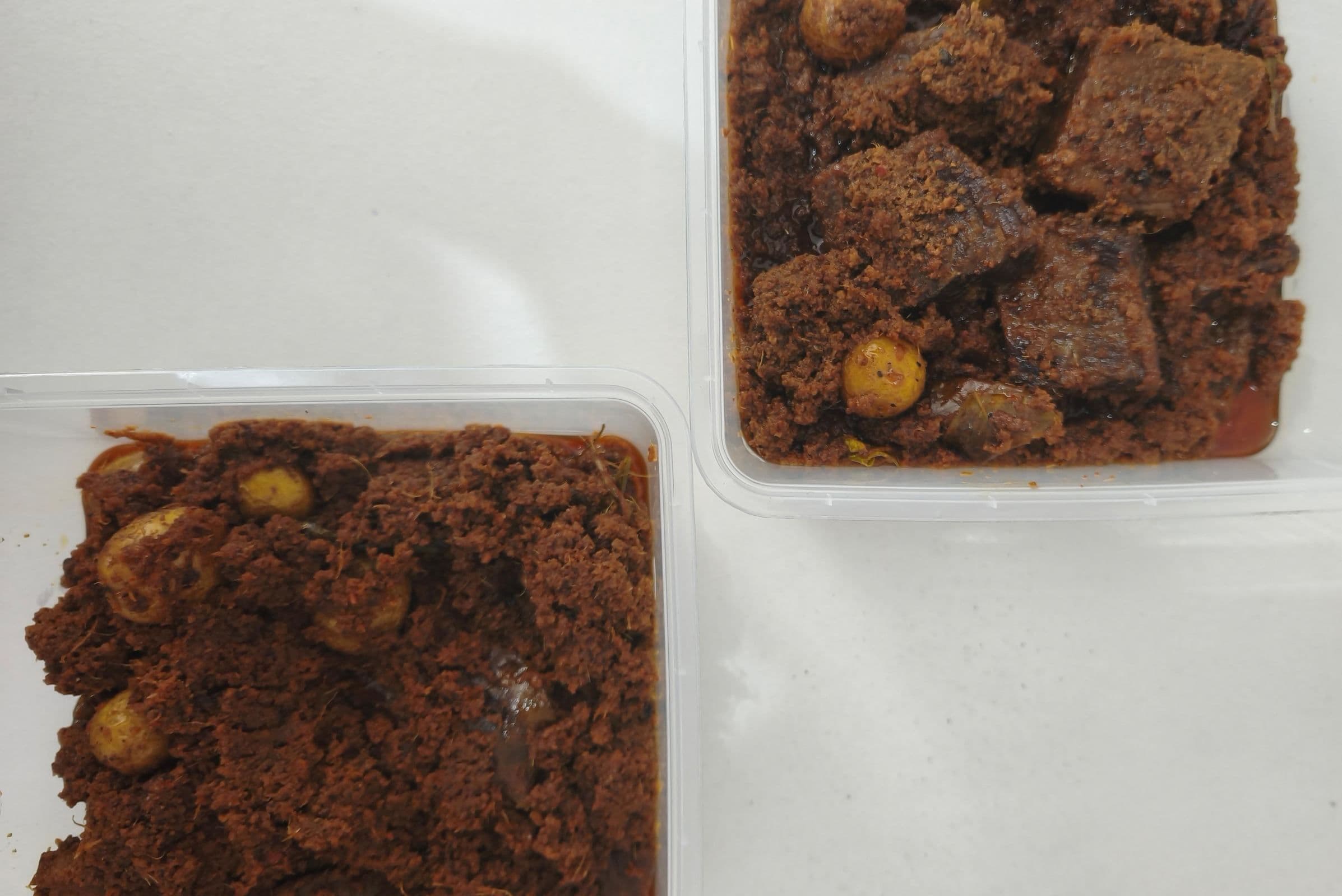 Rendang dikemas dalam wadah