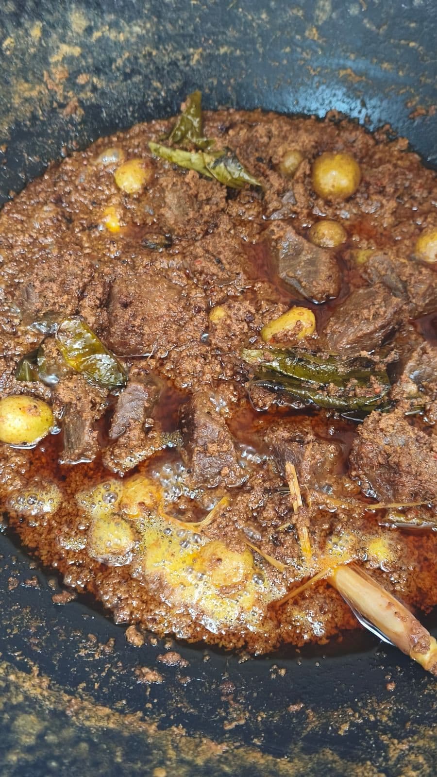 Rendang sedang dimasak di kuali